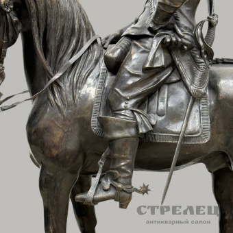 фото — бронзовая статуя «карл i верхом на коне». европа, 19 век